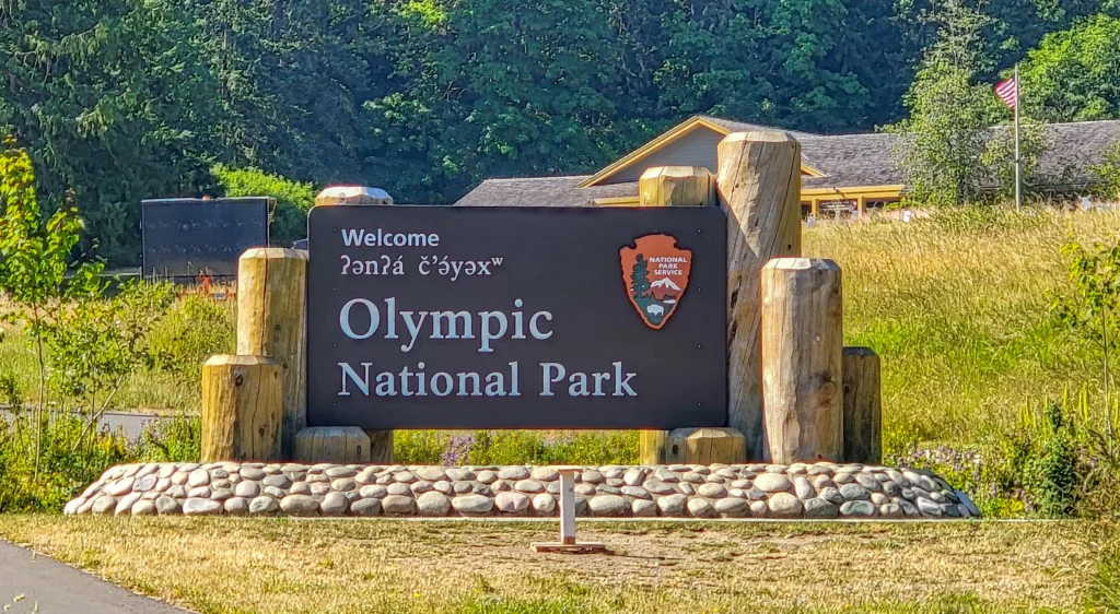 Olympic National Park entrance sign with the Klallam welcome ʔanʔá čʼə́yəxʷ