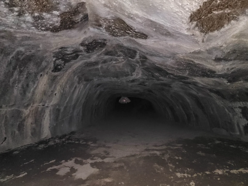 Deep darkness in the middle section of the Subway Cave lava tube